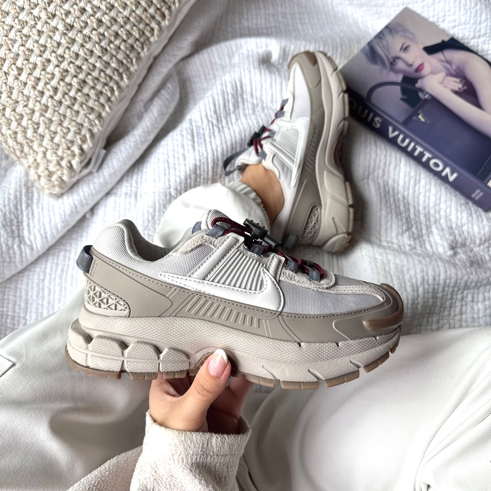 NIKE VOMERO 5 ROAM DAMA