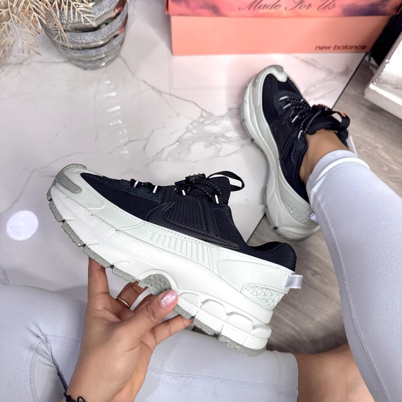 NIKE VOMERO 5 ROAM DAMA