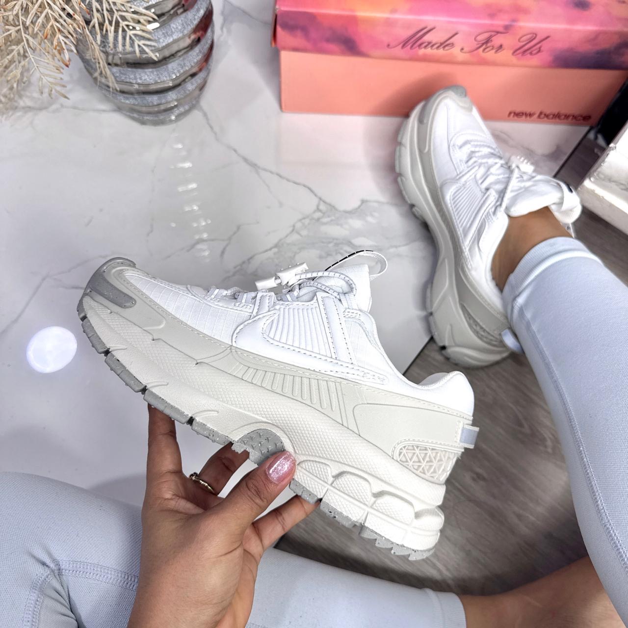 NIKE VOMERO 5 ROAM DAMA