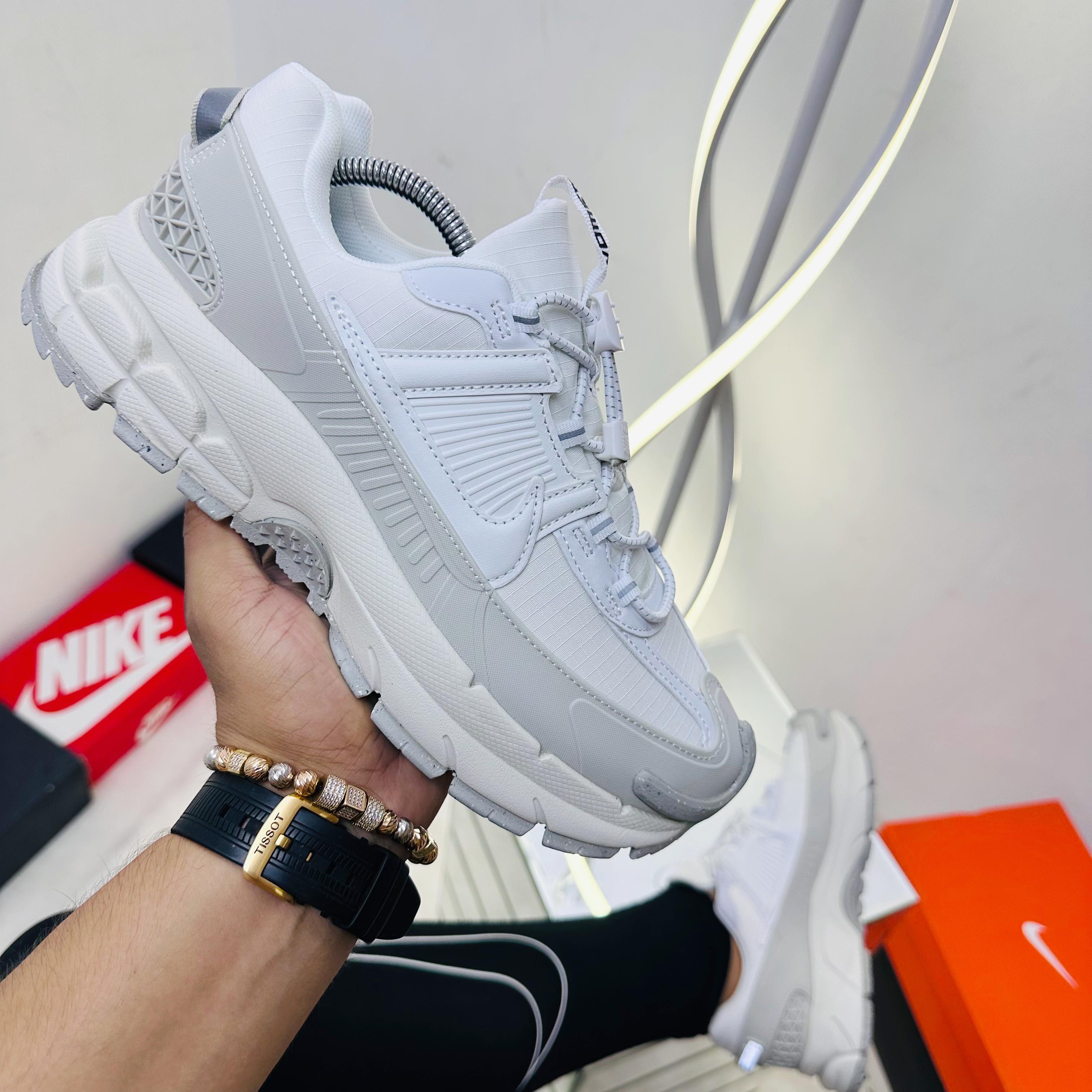 NIKE VOMERO 5 ROAM CABALLERO