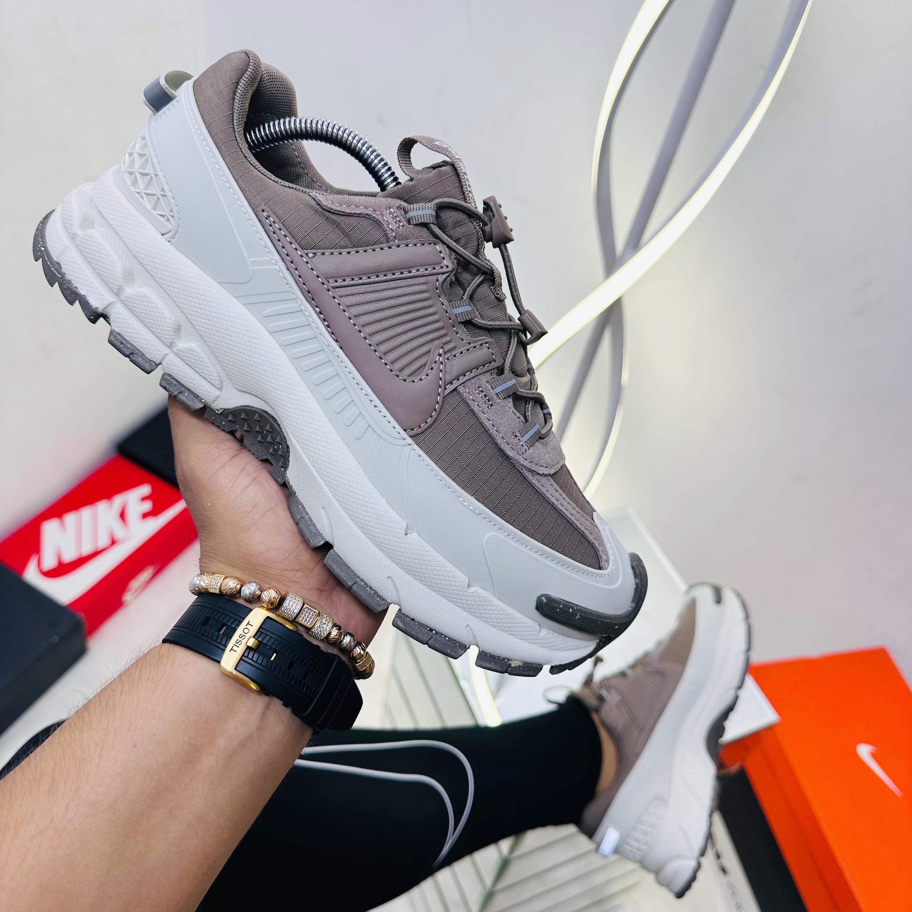 NIKE VOMERO 5 ROAM CABALLERO